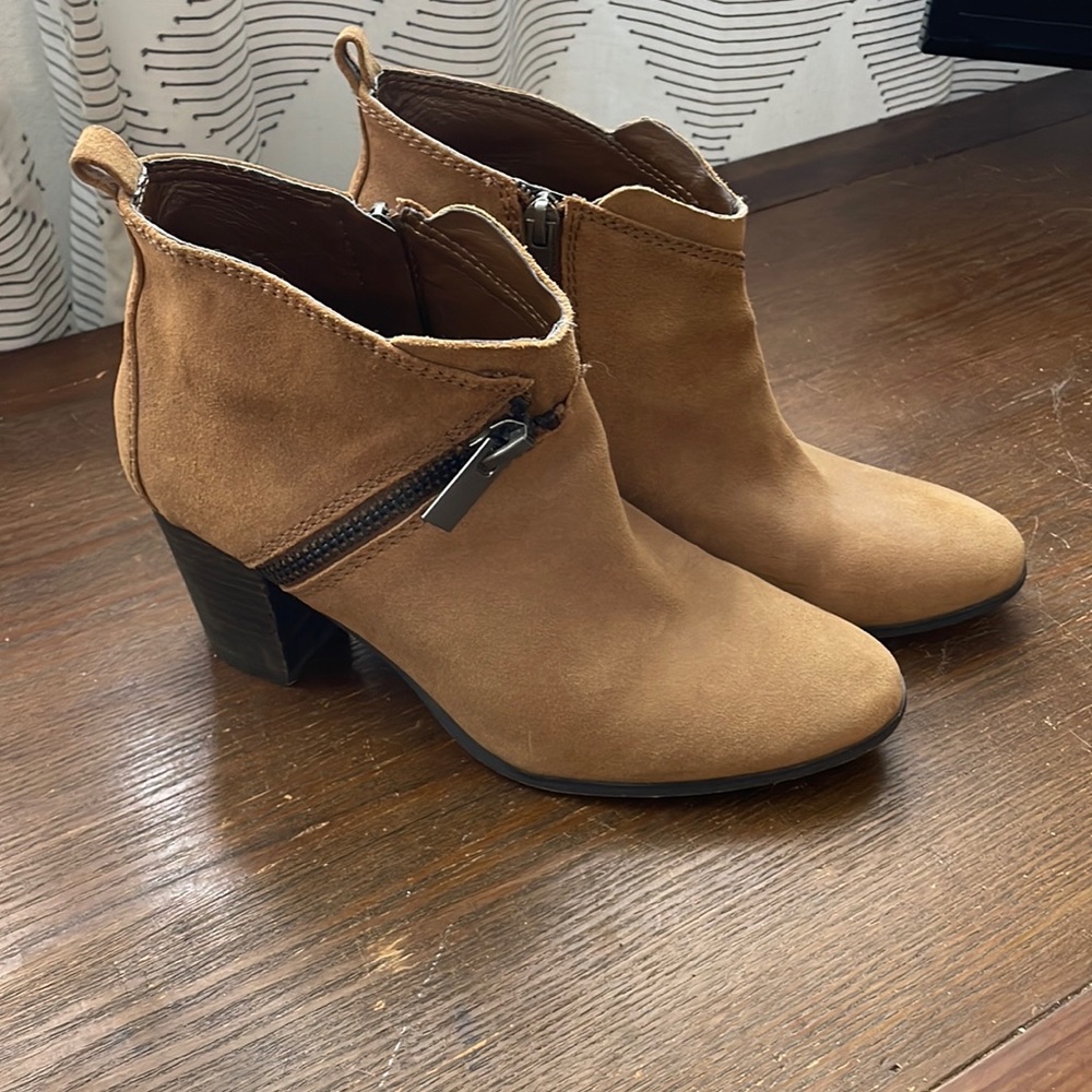 Tan ankle booties!